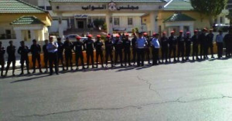 اعتصام أمام النواب احتجاجا على “مهزلة الكازينو” واعتداء شاب على المعتصمين