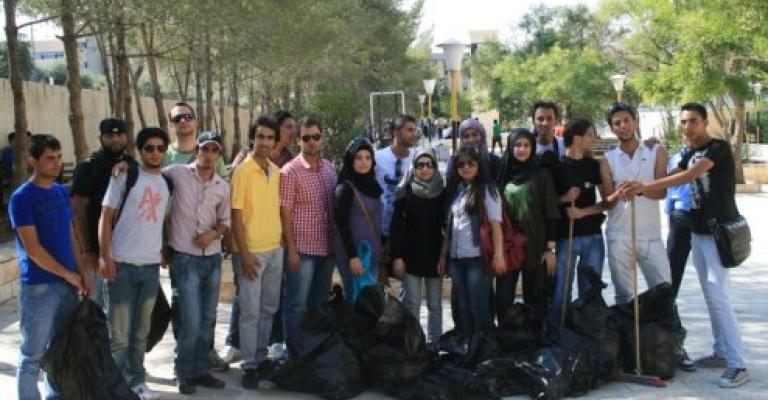 "صور".. طلبة في "اليرموك" ينظفون جامعتهم