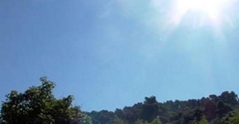 طقس حار نسبياً والعظمى في عمان 35 درجة