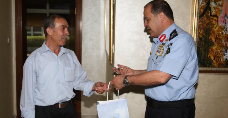 مدير الأمن يكرم سائق التكسي لأمانته