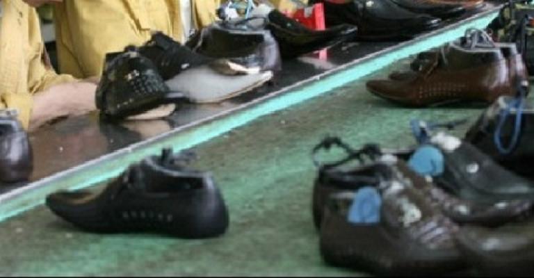 "الخبز والديمقراطية" تؤكد على حقوق العاملين بمصانع الأحذية