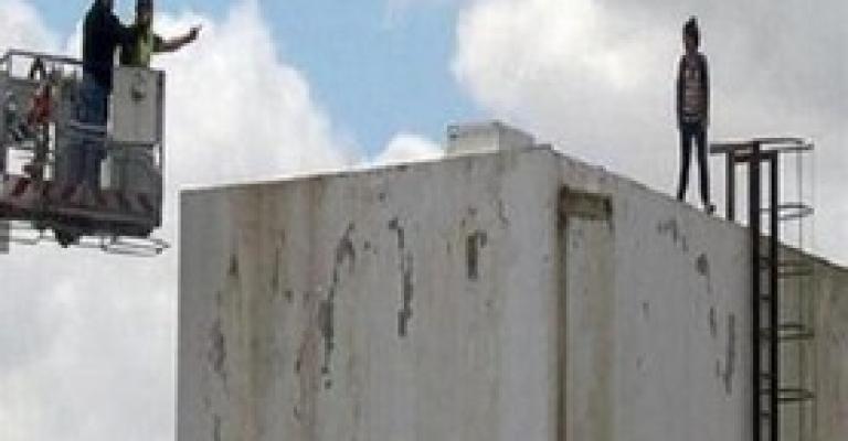 شخص يهدد بإلقاء نفسه من فوق بناية في وادي صقره شخص يهدد بإلقاء نفسه من فوق بناية في وادي صقره