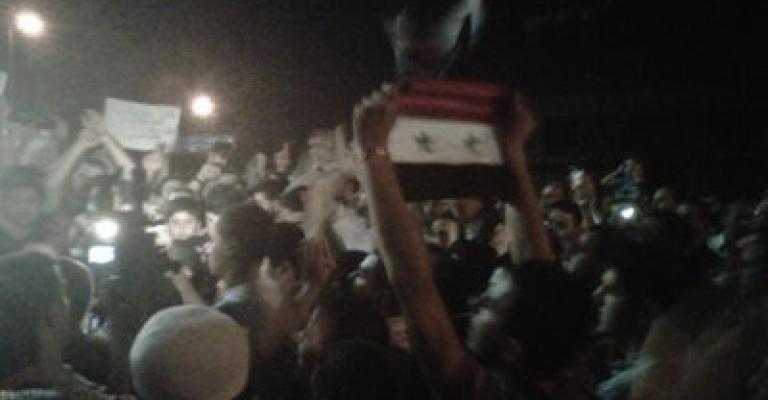 صلاة تراويح واعتصام أمام السفارة السورية: كلنا بيوت الله