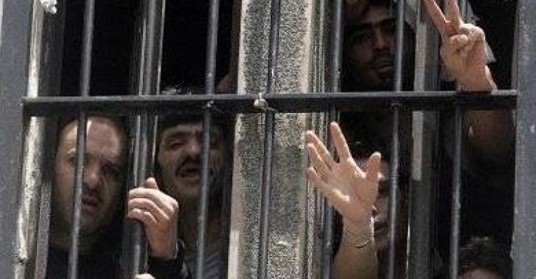 إضراب مفتوح عن الطعام في سجون الاحتلال