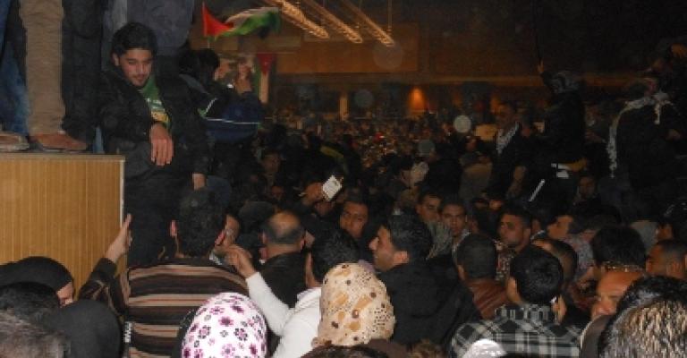 صور: تزاحم الآلاف في محيط "عمان الأهلية" لحضور حفل العاشقين