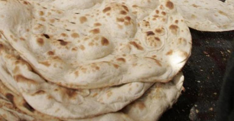 مخابز تنتهك الرغيف وزناً وسعراً في ظل رقابة مشتتة مخابز تنتهك الرغيف وزناً وسعراً في ظل رقابة مشتتة