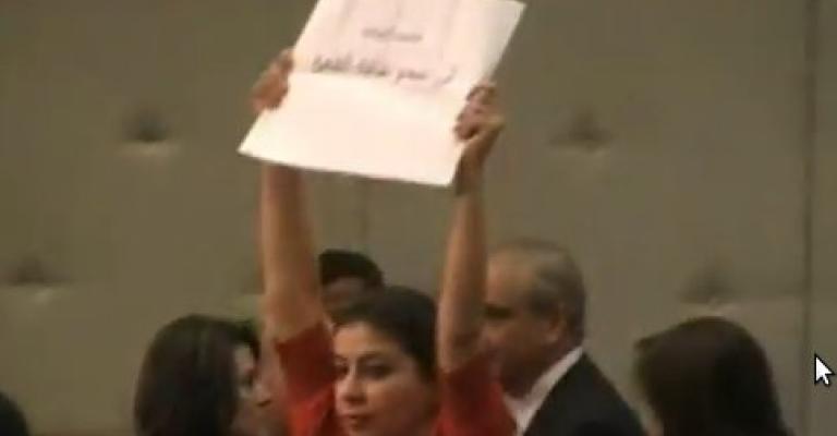 فيديو: ناشطون ينتقدون النظام البحريني خلال ندوة لوزيرة الثقافة