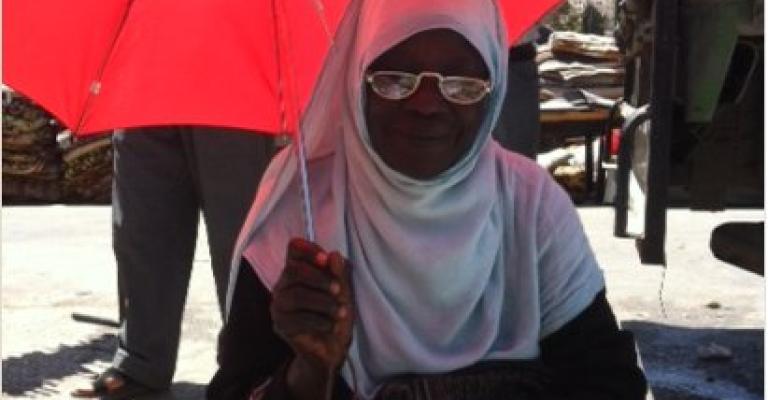 هربت من حرب دارفور لتبيع الملابس في سقف السيل