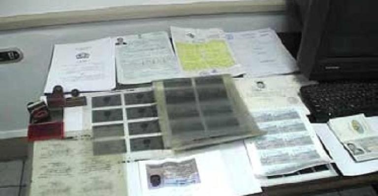 القبض على عصابة متخصصة بتزوير الوثائق الرسمية