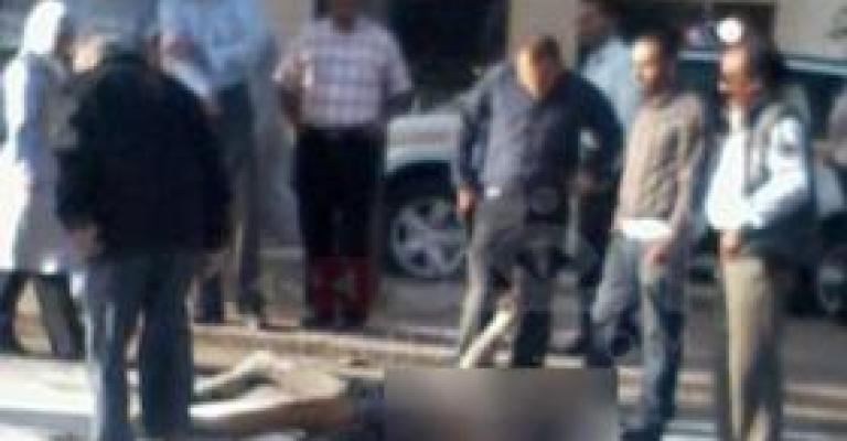 مستقلة الكهرباء تقف أمام الشركة احتجاجا على موت مصعب