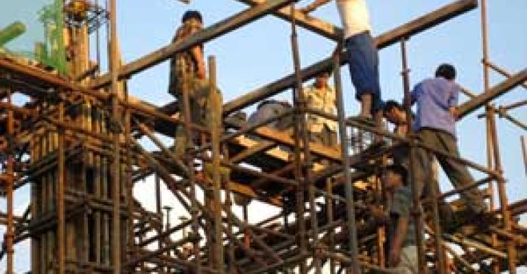 وفاة شخصين اثر سقوطهم عن سقالة 