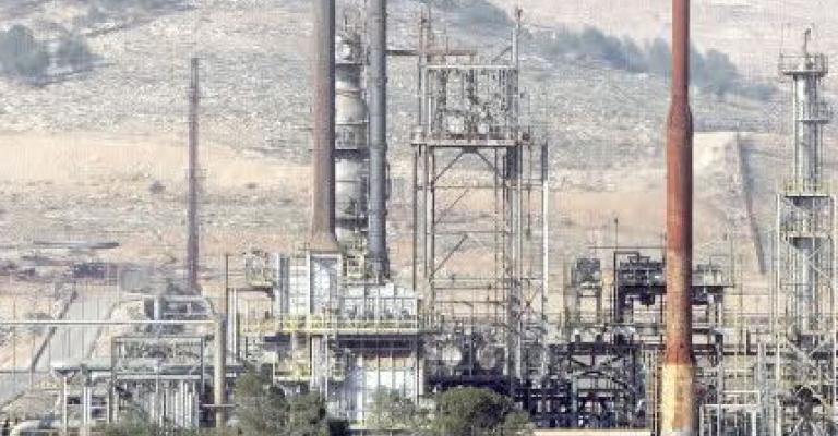 مصفاة البترول تعالج الغازات المحترقة 