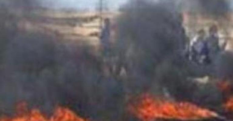 العاملون في اتحاد مخلصي جابر يغلقون الطريق 