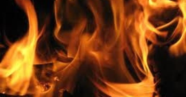 السيطرة على حريق بمستودعات في منطقة دوار الجمرك