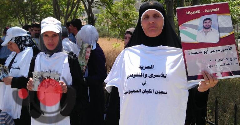 أهالي الأسرى يطالبون باستخدام كافة أوراق الضغط للإفراج عن أبنائهم 