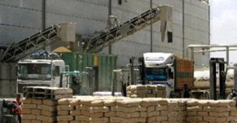 المهندسون والعاملون في البناء تنتقد فصل عاملو اسمنت القطرانة 