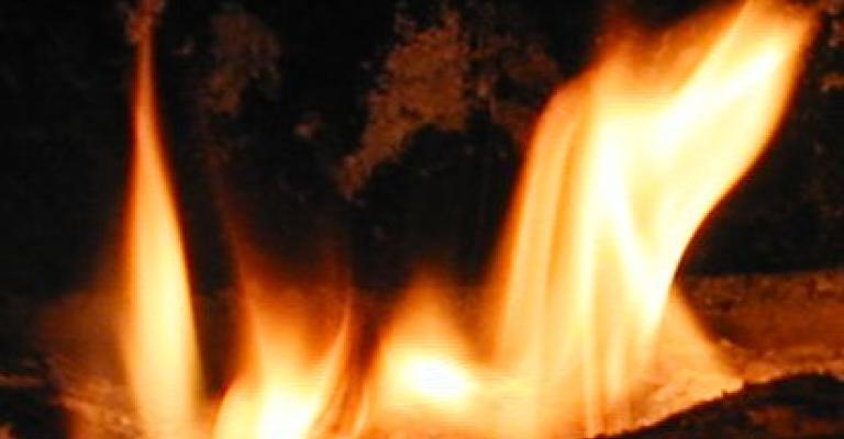 حريق في احد الأسواق التجارية في عمان