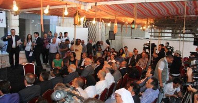 الفنانون يعتصمون أمام حجارة المدرج الروماني