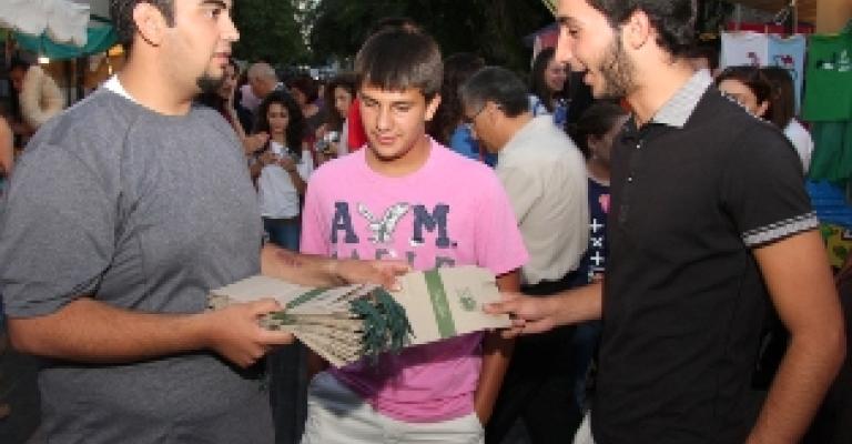  عمان بيتنا توزع أكياس نفايات بسوق جارا 