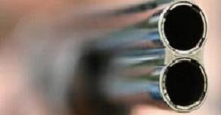 اصابة حارس في اطلاق نار على منزل 