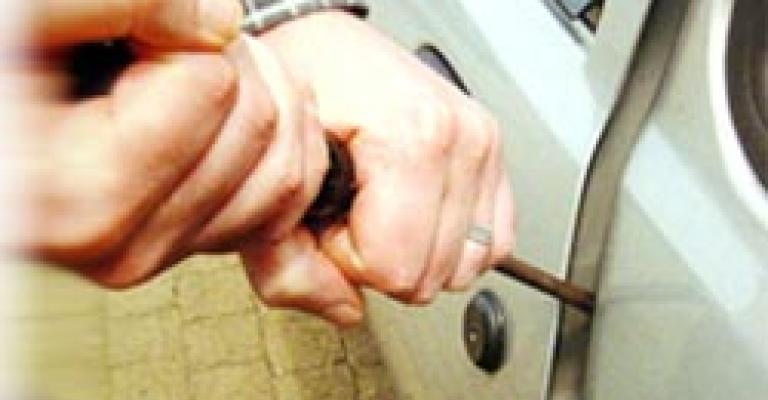 يسرقون سيارتك ويبيعونك اياها!!