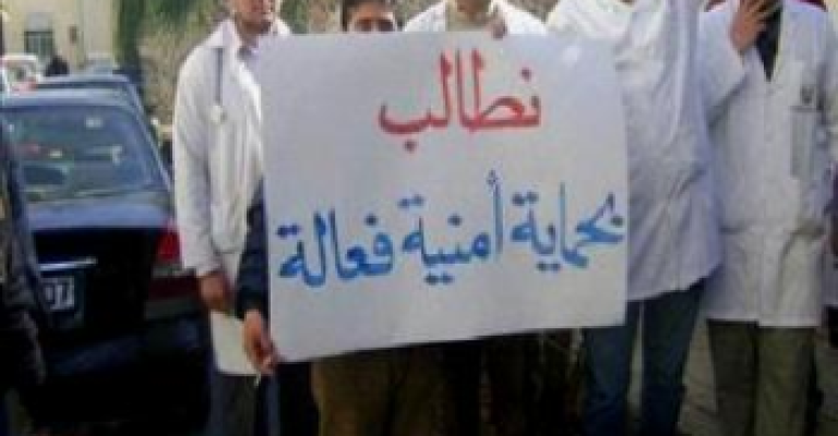 توقيف طبيب بعد الاعتداء عليه 