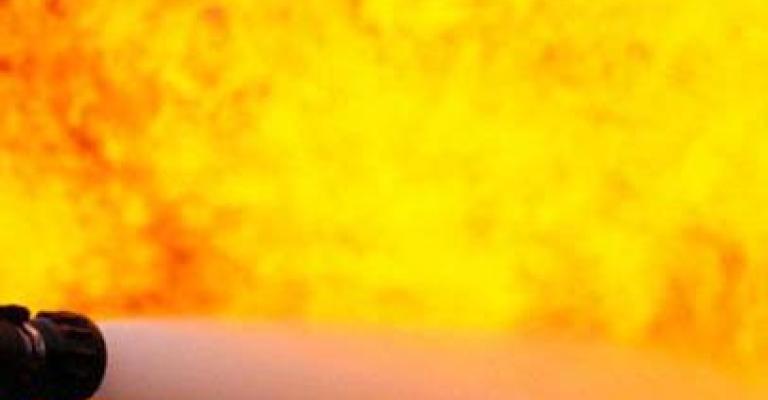 اطفاء حريق مستودعات أقمشة ومواد قطنية