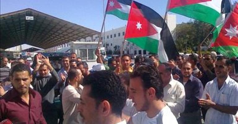 موظفو وعمال الموانئ يتوقفون عن العمل الأحد موظفو وعمال الموانئ يتوقفون عن العمل الأحد