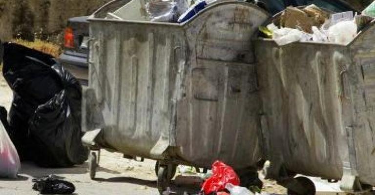 كوادر الامانة تجمع 4400 طن من النفايات كوادر الامانة تجمع 4400 طن من النفايات