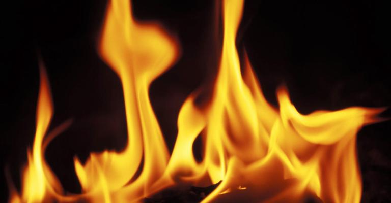 سحاب: حريق ضخم في مستودع كوشوك