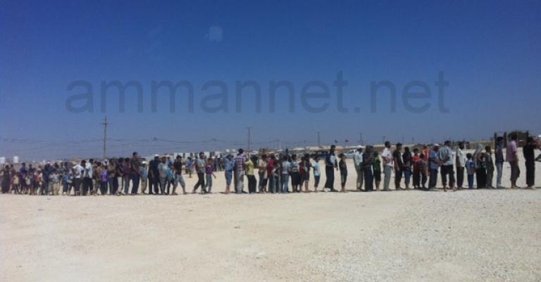 لاجئون في الزعتري ينتظرون الدور للحصول على مياه الشرب- عدسة محمد شما 