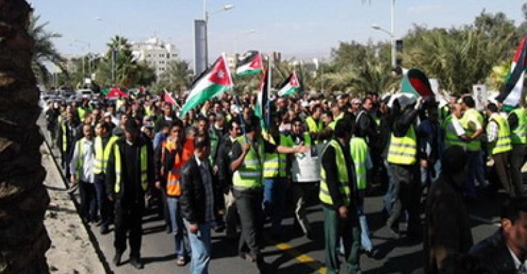 عودة العاملين في مؤسسة الموانئ للإضراب