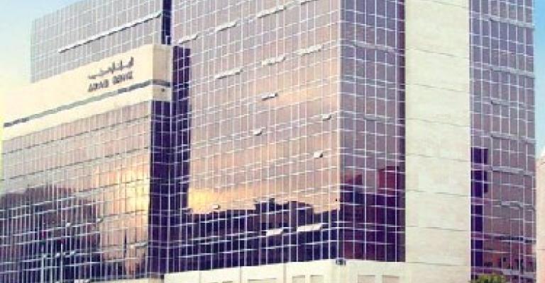 المصري ينفى وجود مشاكل في تسديد حسابات الحريري 