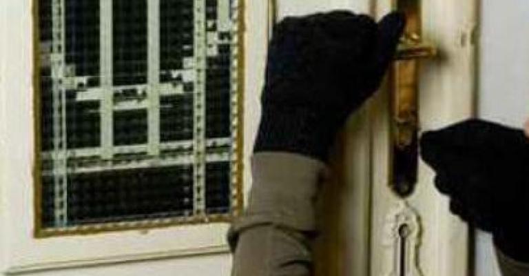 القبض على 4 اشخاص من جنسيات اجنبية امتهنوا سرقة المنازل 