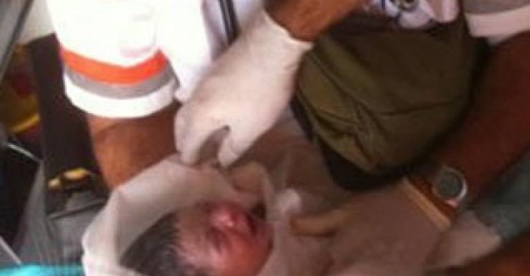 لاجئة سورية تلد داخل سيارة اسعاف 