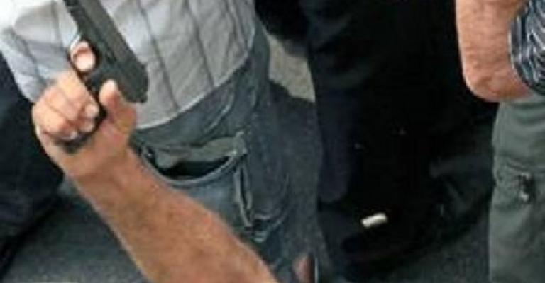 إصابة فتى بعيار ناري خلال حفل زفاف إصابة فتى بعيار ناري خلال حفل زفاف