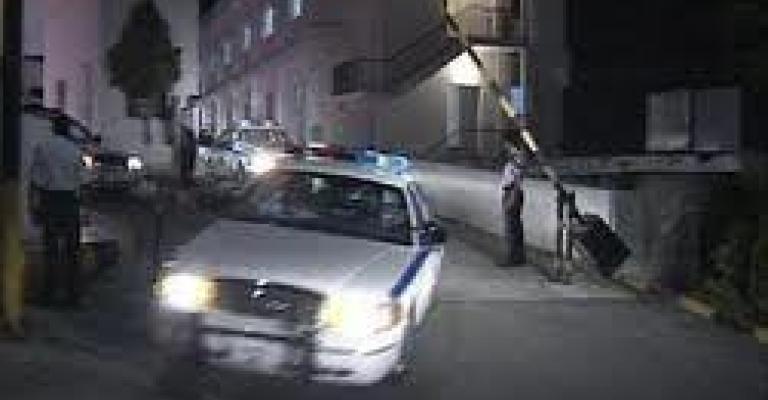 مطلوب يطلق النار على ابن عمه ويتهم الأمن