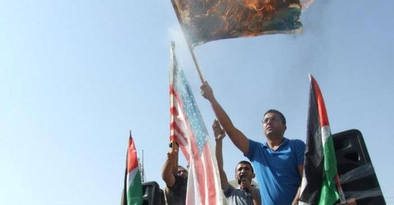 حرق العلم الاميركي والاسرائيلي خلال اعتصام الكالوتي 