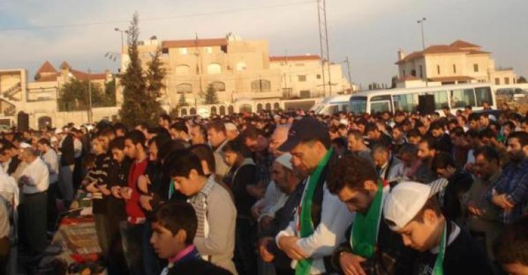 صلاة العيد أمام السفارة السورية