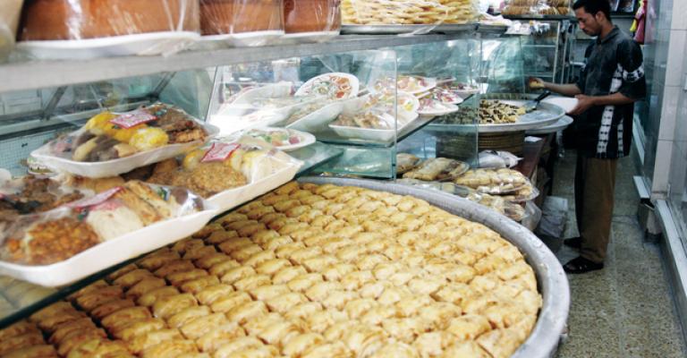 تراجع مبيعات الحلويات والملابس في موسم العيد