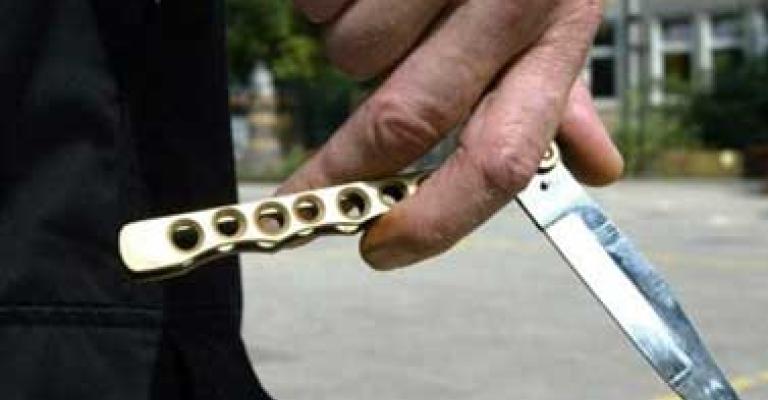 العقبة: الاعتداء على رجل بحث جنائي بالأسلحة البيضاء 