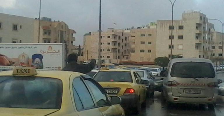 مواطن يقوم بتنظيم السير بعد عطل اصاب اشارات مستشفى حمزة/ فيسبوك 