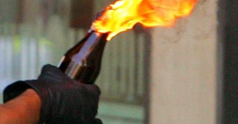 شخص يحرق العلم الاردني ودورية نجدة 