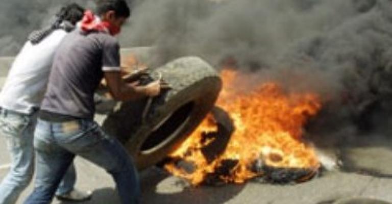 إصابة أحد مغلقي الطرق بالإطارات المشتعلة بتبادل النار مع الأمن