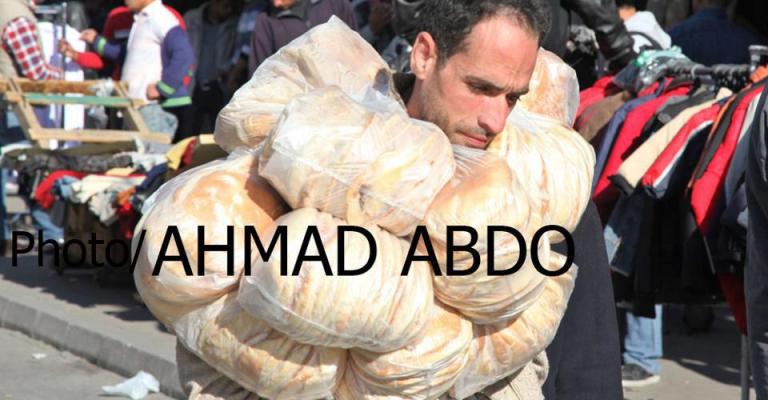 عامل مطعم في وسط البلد، محاصر بالخبز – عدسة احمد عبده/ فيسبوك 