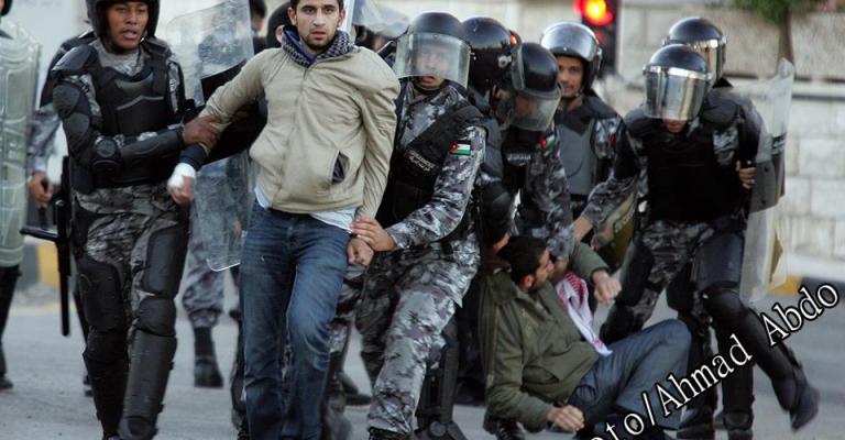 " حريات المحامين" ترصد انتهاكات بحق موقوفي الاحتجاجات 