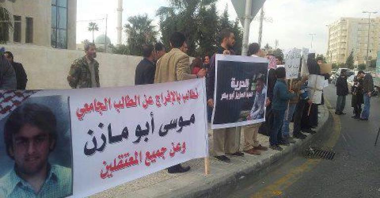 عدد من اهالي معتقلي الاحتجاجات يبدأون اضراباً عن الطعام