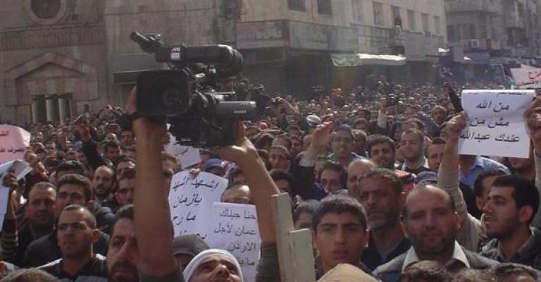 "احنا الشعب الخط الاحمر" مسيرة من امام الحسيني "احنا الشعب الخط الاحمر" مسيرة من امام الحسيني