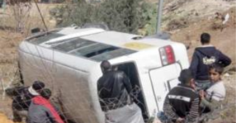 8 إصابات بتدهور حافلة نقل ركاب على طريق المطار