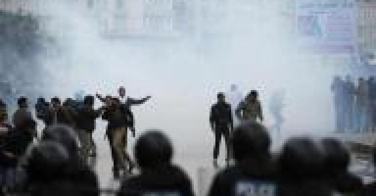 مصر: إصابات باشتباكات بين مؤيدي ومعارضي الدستور